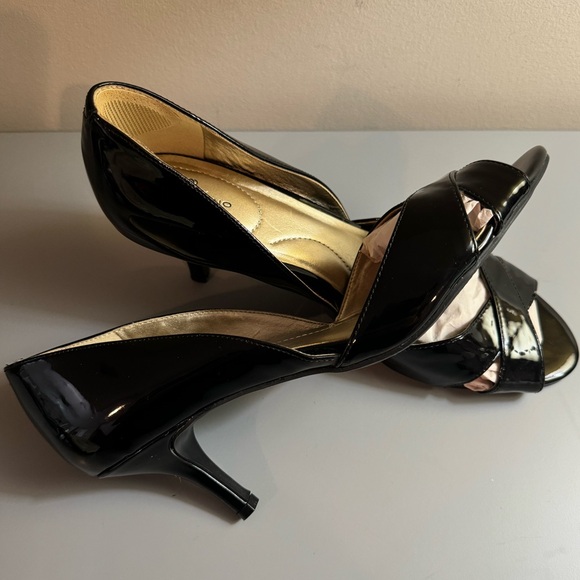 NEW BANDOLINO PATENT LEATHER PEEP TOE HEELS - Picture 9 of 9
